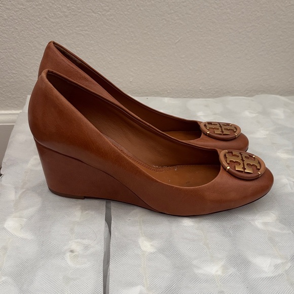 Tory Burch Tan Leather Flats with Gold Logo - Picture 2 of 4